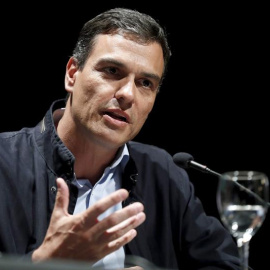 Pedro Sánchez, en un acto con Ian Gibson en Madrid este lunes. EFE/Chema Moya