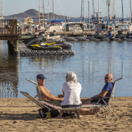  Un hombre toma el sol este jueves en la playa de la Concha de Los Alcázares (Murcia) EFE/Marcial Guillén