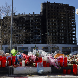Detalle de flores, velas y peluches colocados a modo de homenaje ante el edificio incendiado en el barrio de Campanar de València en el que murieron diez personas y deja más de 400 damnificados. EFE/Ana Escobar