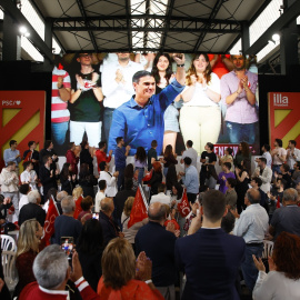 Decenas de personas aplauden a una imagen del presidente del Gobierno, Pedro Sánchez, durante el acto del PSC de inicio de campaña, en Fira Sabadell, a 25 de abril de 2024, en Barcelona, Catalunya (España).- Kike Rincón / Europa Press