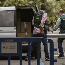 Agentes de la Unidad Central Operativa de la Guardia Civil (UCO), se llevan documentación después de un registro en el marco de la 'Operación Lezo'. | EFE