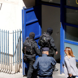Las fuerzas antiterroristas francesas, durante la operación en Marsella. REUTERS/Philippe Laurenson