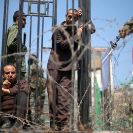 Manifestantes se disfrazan de presos palestinos y soldados israelíes durante protestas el 17 de abril de 2017 en la ciudad de Gaza en apoyo a la huelga de hambre de los prisineros palestinos encarcelados en Israel / REUTERS (Mohammed Salem)