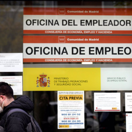 02/12/2020 Un hombre pasa por la puerta de una oficina de empleo, SEPE (antiguo INEM) horas después de conocer los datos del paro de noviembre, en Madrid (España), a 2 de diciembre de 2020. El número de parados registrados en las oficinas d