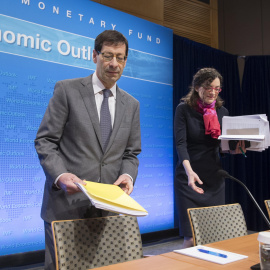 El economista jefe del Fondo Monetario Internacional (FMI), Maurice Obstfeld (i), y la jefa de estudios del Departamento de Investigación del FMI, Oya Celasun (d), a su llegada a la presentación del 'World Economic Outlook' en la sede del F