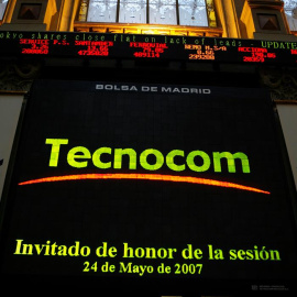 El logo de Tecnocom en el panel de la Bolsa de Madrid. EFE