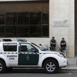 Agentes de la Guardia Civil ante la sede de Canal de Isabel II. | EMILIO NARANJO (EFE)