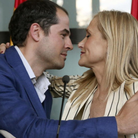 El líder de Ciudadanos en la Comunidad de Madrid, Ignacio Aguado, junto a la presidenta de la Comunidad, Cristina Cifuentes, en una imagen de archivo / EFE