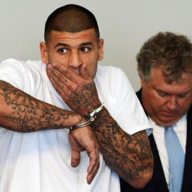 El exjugador de la NFL Aarón Hernández, esposado en 2013. REUTERS/Mike George