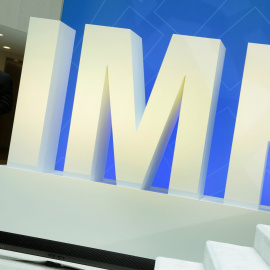 Un miembro de seguridad del FMI junto al logo del organismo internacional, en su sede de Washington. REUTERS/Yuri Gripas