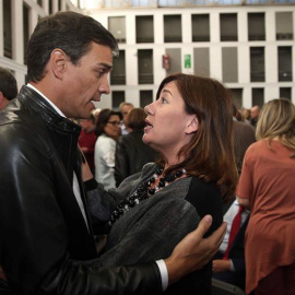 Pedro Sánchez saluda a Francina Armengol en el homenaje a Chacón este miércoles. EFE/Toni Albir