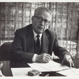 Retrato de Max Aub en su despacho de Radio UNAM. México, 1962. (Foto: Ricardo Salazar. Fundación Max Aub)