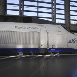 Vista del AVE que hizo por primera el trayecto Madrid-Sevilla hace veinticinco años que ha sido bautizado con un nombre propio, el de Miguel de Cervantes y lleva pintada la misma rotulación que tenían estos trenes hace veinticinco años. EFE