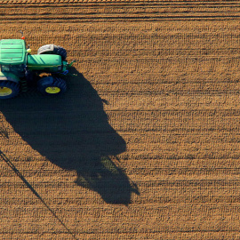 Un tractor en un campo de cultivo francés. AFP