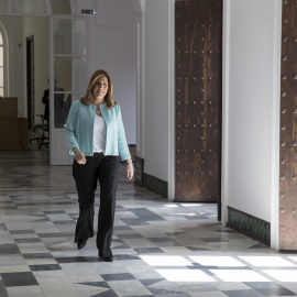 La presidenta andaluza, Susana Díaz, camina por los pasillos del Palacio de San Telmo, sede de la Junta en Sevilla. EFE/Julio Muñoz