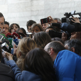 El presidente del Gobierno, Mariano Rajoy, atiende a los medios a su llegada al acto de clausura de la Asamblea General de la CEOE. EFE/Javier Lizón