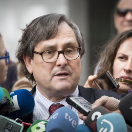 El director de La Razón, Francisco Marhuenda, atiende a los periodistas tras declarar como investigado ante el juez de la Audiencia Nacional, Eloy Velasco, dentro de la causa abierta por presunta corrupción en el Canal de Isabel II que se h