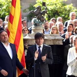 El presidente de la Generalitat, Carles Puigdemont (c), y la consellera de Presidencia, Neus Munté (d), aplauden al vicepresidente, Oriol Junqueras, tras su intervención en el acto organizado por el gobierno catalán para solemnizar y esceni