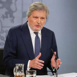 El portavoz del Gobierno, Íñigo Méndez de Vigo, durante la rueda de prensa posterior a la reunión del Consejo de Ministros. EFE/Ángel Díaz