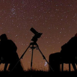 Fotografía de archivo de una lluvia de estrellas.