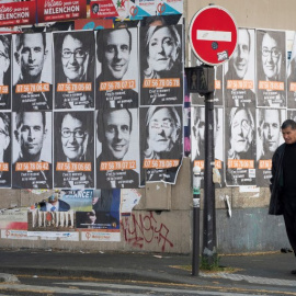 Fotografías de los candidatos presidenciales franceses en París. - AFP