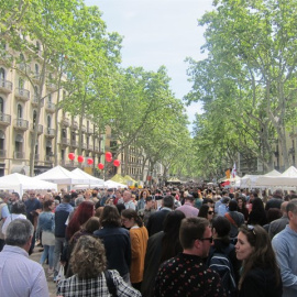 Milers i milers de persones han passejat per les Rambles de Barcelona. EUROPA PRESS