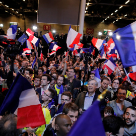 Seguidores del candidato centrista Emmanuel Macron, en la sede del partido movimiento En Marcha, en París.-REUTERS