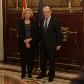 La Alcaldesa de Madrid, Manuela Carmena, con el Ministro de Hacienda Cristóbal Montoro /EUROPA PRESS