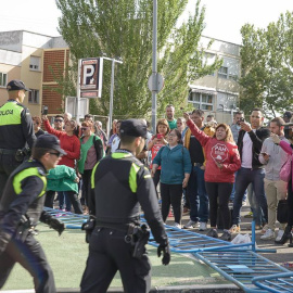 Un grupo de activistas de la PAH protesta contra el desalojo de 27 familias que vivían ocupando dos bloques de pisos vacío en Majadahonda.- PABLO GABANDÉ