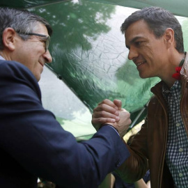 Patxi López y Pedro Sánchez se saludan en Barcelona durante la celebración del Sant Jordi. | EFE