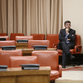 El secretario de Estado de Presupuestos, Alberto Nadal, momentos antes de su comparecencia en la Comisión de Presupuestos, en el Congreso de los Diputados. EFE/Emilio Naranjo