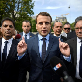 El candidato socioliberal a la presidencia, Emmanuel Macron (c), hoy, un día después de la primera vuelta de las elecciones. /EFE