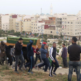 Decenas de personas enterraron hoy en la localidad norteña de Fnideq (Castillejos) a la mujer porteadora que murió tras ser aplastada en una avalancha en el nuevo paso fronterizo de la ciudad española de Ceuta.- EFE/Fatima Zohra Bouaziz
