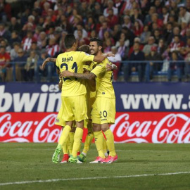 El centrocampista italiano del Villarreal Roberto Soriano (2-d) es felicitado por sus compañeros tras marcar ante el Atlético de Madrid. /EFE