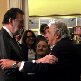 El presidente del Gobierno, Mariano Rajoy, saluda al expresidente uruguayo Pepe Mujica durante una recepción en la embajada de España en Montevideo. | EFE