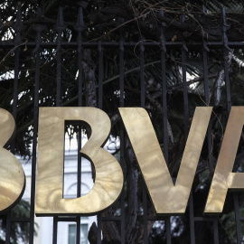El logo de BBVA en su sede en el madrileño Paseo de Recoleto. E.P.