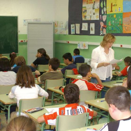 Imagen de archivo de una profesora dando clase a sus alumnos. EFE/Víctor Lerena