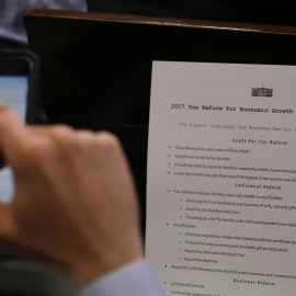 Un periodista saca una foto del plan de reforma fiscal de Trump /REUTERS (Carlos Barria)