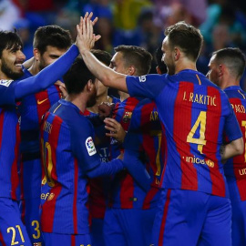 Los jugadores del Barcelona celebran uno de los goles a Osasuna. EFE/Quique García