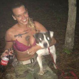 Marinna Rollins con su perro Cam antes de matarlo / FACEBOOK