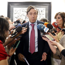 El portavoz del PP en el Congreso, Rafael Hernando, ayer, haciendo declaraciones a los medios. EFE/Javier Lizón