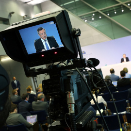 Una cámara de televisión encuadra la imagen del presidente del BCE, Mario Draghi, durante la rueda de prensa mensual en la sede de la entidad tras la reunión del Consejo de Gobierno. REUTERS/Kai Pfaffenbach
