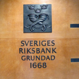 El logo del Banco de Suecia (Riksbank) en la entrada de su sede en Estocolmo. REUTERS