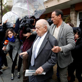 Jordi Pujol surt del seu domicili després de l'escorcoll policial. EFE