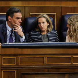 El presidente del Gobierno, Pedro Sánchez; la vicepresidenta primera y ministra de Asuntos Económicos y Transformación Digital, Nadia Calviño y la vicepresidenta segunda y ministra de Trabajo y Economía Social, Yolanda Díaz, durante la segu