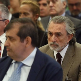 Francisco Correa, presunto cabecilla de la trama Gürtel, y Pablo Crespo, exsecretario de Organización del PP de Galicia y supuesto número dos de la trama, durante el juicio de la primera etapa de la trama Gürtel. EFE/Chema Moya