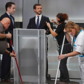Trabajadores minutos antes de comenzar el debate electoral a cinco. / EFE - JUAN CARLOS HIDALGO