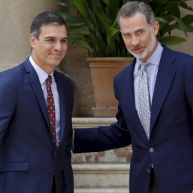 El rey Felipe VI y el presidente del Gobierno en funciones, Pedro Sánchez, en la entrada del Palacio de Marivent donde celebraron el tradicional despacho de verano. EFE/Ballesteros