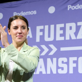 La ministra de Igualdad, Irene Montero, aplaude durante un acto de campaña de Podemos-IU en Santander para las elecciones del 28M. E.P./Juanma Serrano