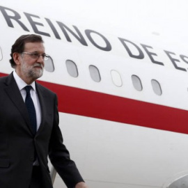 Mariano Rajoy, bajando del Falcon en una imagen de archivo. / EFE